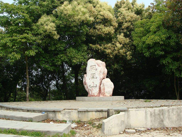 全国驴友徒步目的地,驴友在荒草依依山野徒步