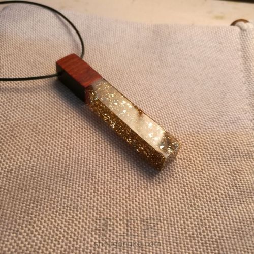 香槟金箔与木吊坠