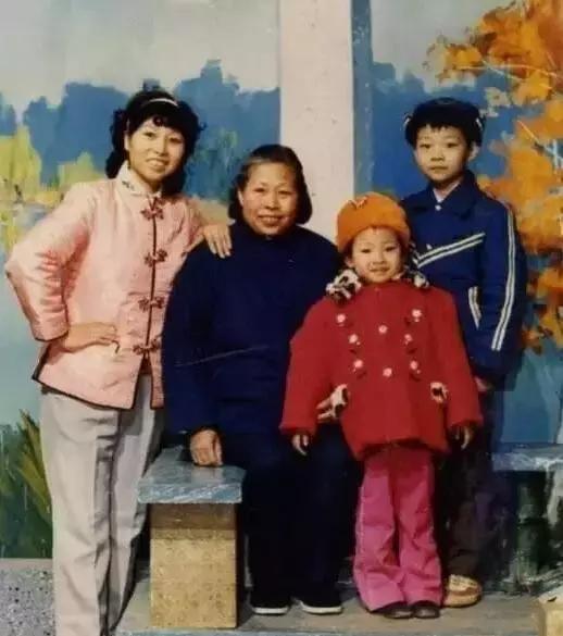 贝尔和柳岩吃蚯蚓,柳岩贝尔喝水