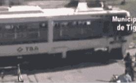 这小伙在沙滩不好好晒太阳,学人射门,射完足球就哭了