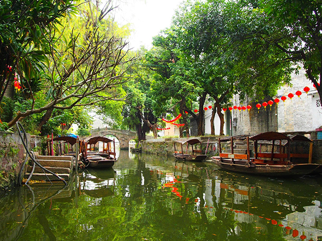 全国驴友徒步目的地,驴友在荒草依依山野徒步