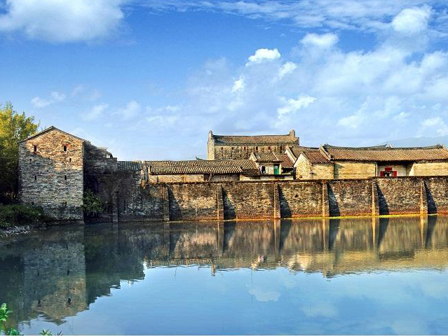 全国驴友徒步目的地,驴友在荒草依依山野徒步