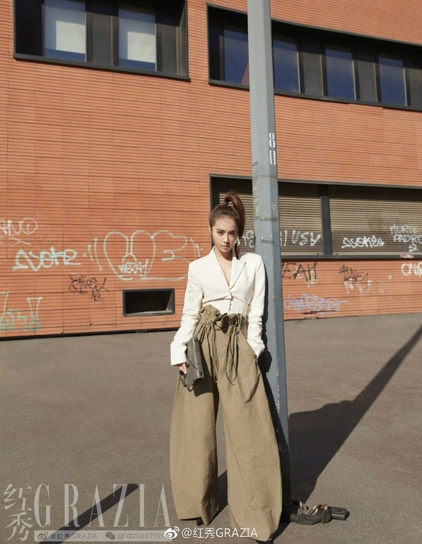 恶毒美媒体抓住伊凡卡川普的大屁股说事,怪只怪4千块的牛仔宽裤