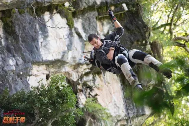 贝尔和柳岩吃蚯蚓,柳岩贝尔喝水