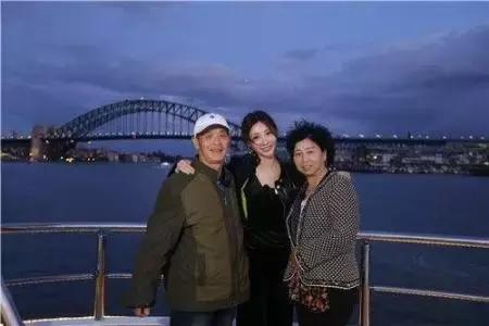 贝尔和柳岩吃蚯蚓,柳岩贝尔喝水