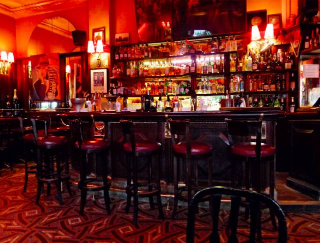 海明威:这是我们贫穷却幸福时的巴黎