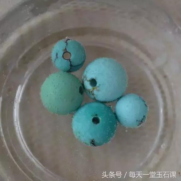 绿松石用酒精泡了一个晚上,绿松石清水洗后凉凉的立马就干了