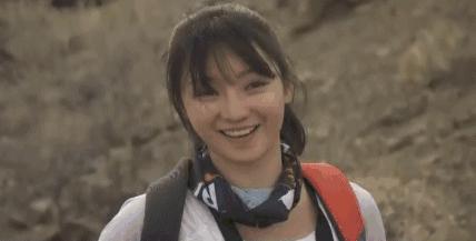 贝尔和柳岩吃蚯蚓,柳岩贝尔喝水