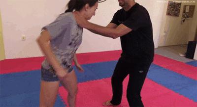 女人在被掐脖子时候如何防身,女子被歹徒掐脖子险些致命