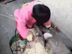 这小伙在沙滩不好好晒太阳,学人射门,射完足球就哭了