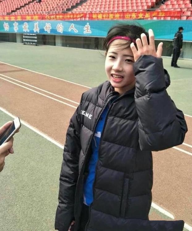 “中国会击败韩国的”足球宝贝熊熙说,“难忘38度高温训练”