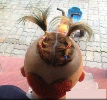 妹子你知道吗？衣服破了个口子，快点回去补补吧！