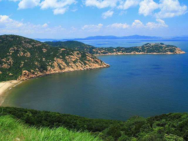 全国驴友徒步目的地,驴友在荒草依依山野徒步