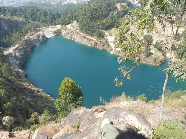 全国驴友徒步目的地,驴友在荒草依依山野徒步