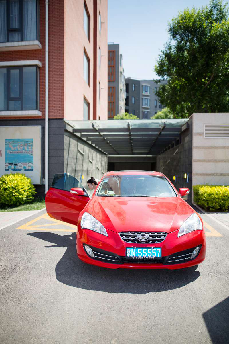 她的破立之举,是一辆“iphone红”跑车