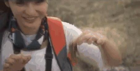 贝尔和柳岩吃蚯蚓,柳岩贝尔喝水