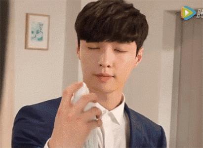 你是各种瓶瓶罐罐的化妆水收集癖吗?得意地大声说我是!