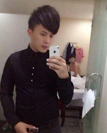 妹子你知道吗？衣服破了个口子，快点回去补补吧！