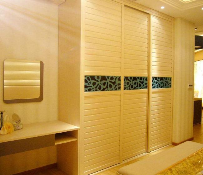 塑料衣柜好看实用便宜,衣柜用塑料的好还是实木的好呢