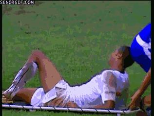 网友恶搞c罗搞笑gif图片,c罗假动作不看人传球gif