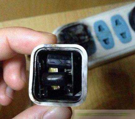 充电器爆炸真实视频原装,万能充电器给苹果手机充爆炸