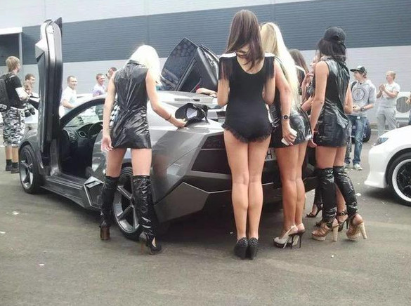 一位小伙造一台概念版兰博基尼,年轻小伙用自家破车造兰博基尼