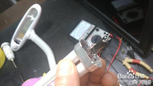 小台灯充不进去电该怎么修,小台灯按钮按不下去怎么修