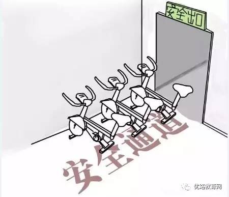 虹口足球场火灾责任人,上海虹口足球场现场