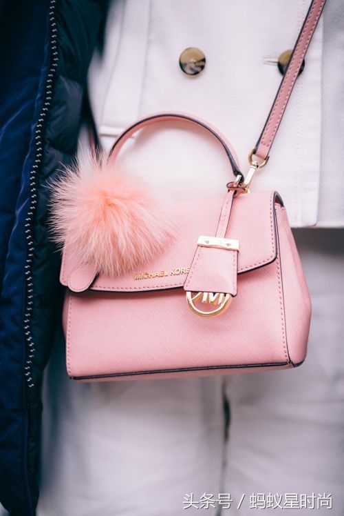 更适合年轻女孩的大牌包包,适合夏天的粉色包包推荐