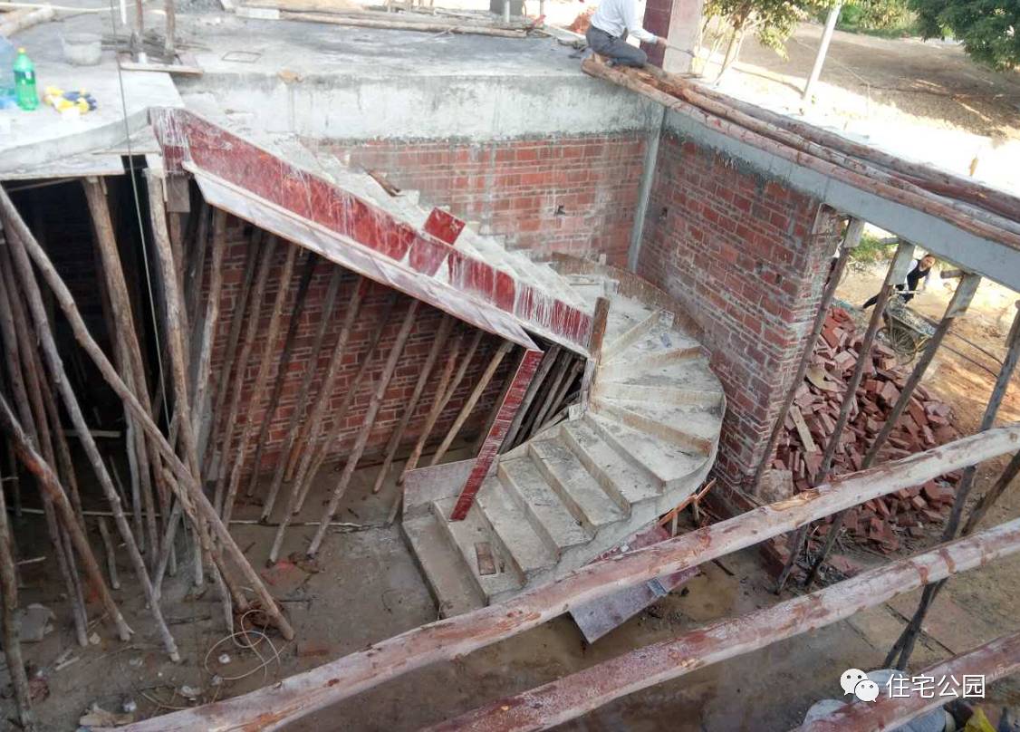 旋转楼梯挑空客厅的别墅,挑空客厅旋转楼梯别墅