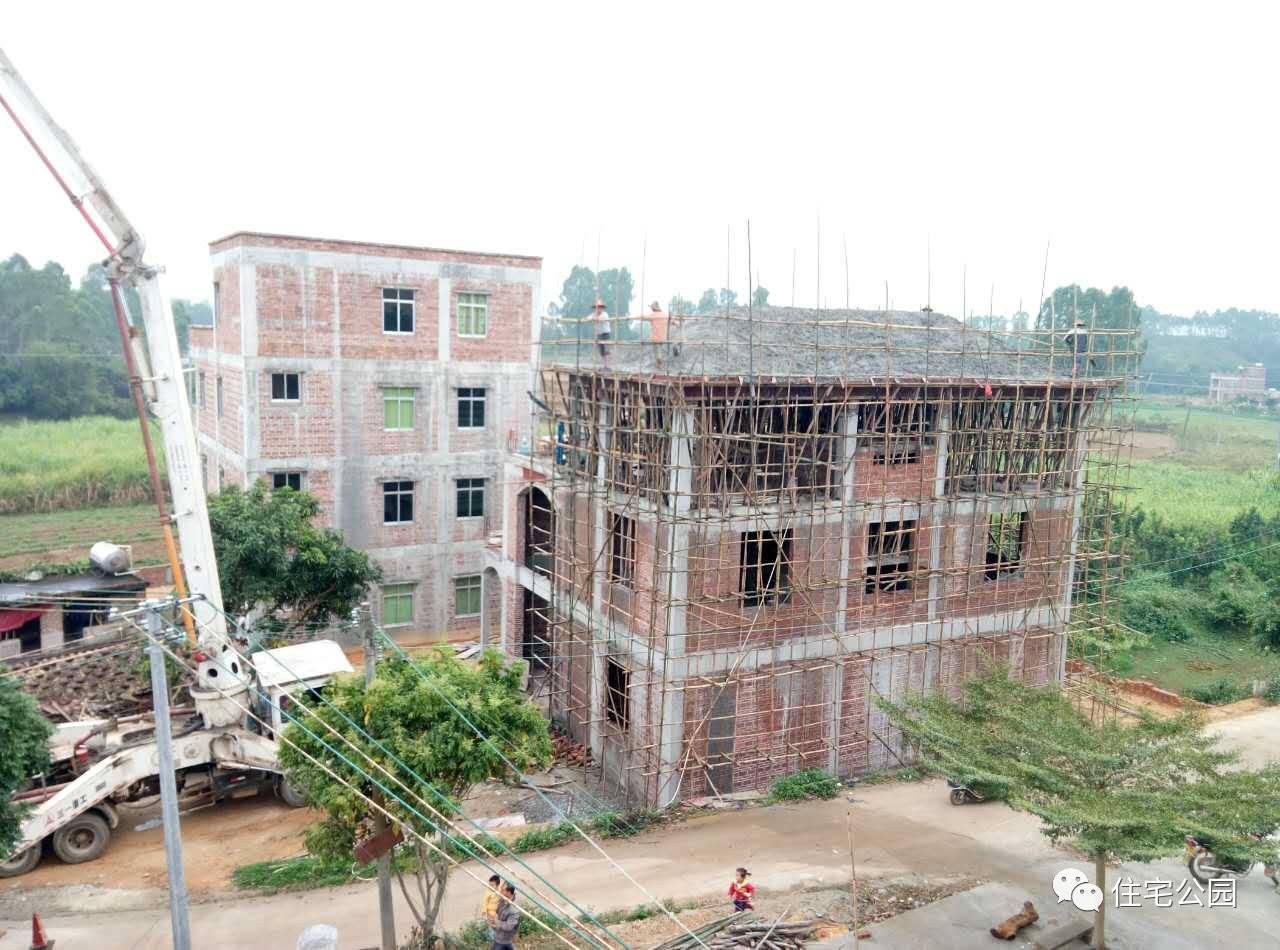 旋转楼梯挑空客厅的别墅,挑空客厅旋转楼梯别墅