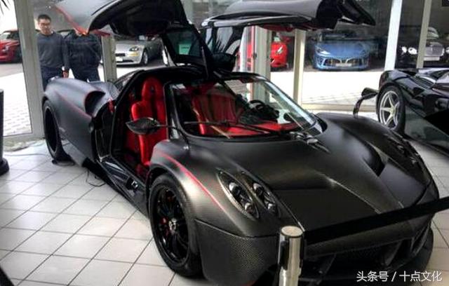 德国最著名的汽车店，屋内塞满豪车，玛莎拉蒂宾利只能停在外面