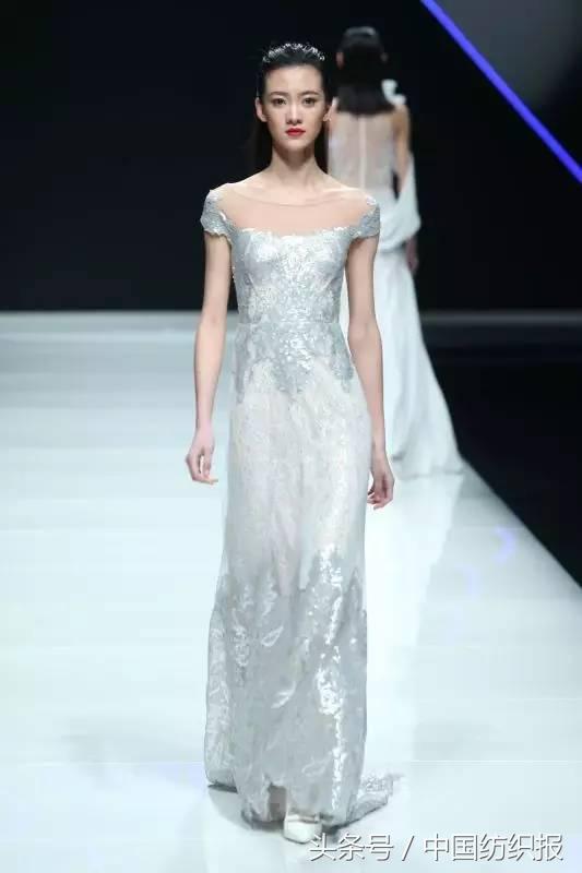 在复古的猜测中醒来，在超模的回忆中离去，在董力的一剑中沦陷