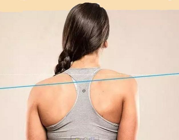 高低肩错误纠正的危害,高低肩怎么改善好看