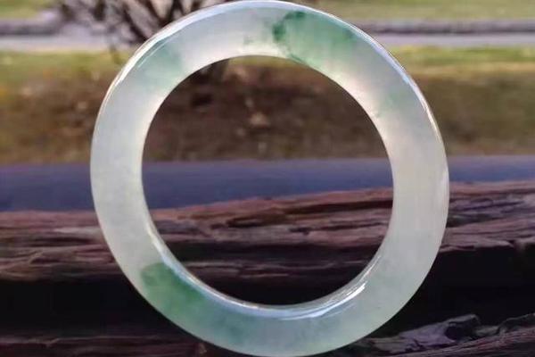 翡翠玉镯如何选购好看,如何挑选翡翠玉镯的好坏