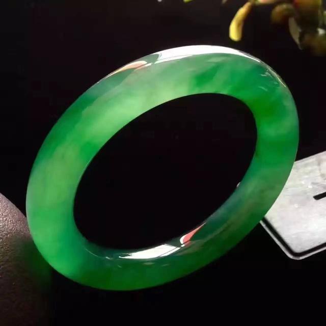 翡翠玉镯如何选购好看,如何挑选翡翠玉镯的好坏