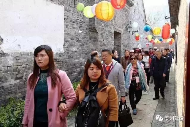 广东首次开往泰州的“花境”梦东南专列近600名游客畅游稻河湾