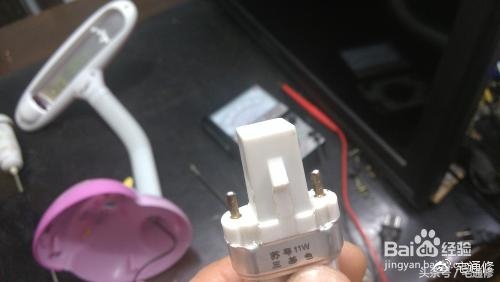 小台灯充不进去电该怎么修,小台灯按钮按不下去怎么修