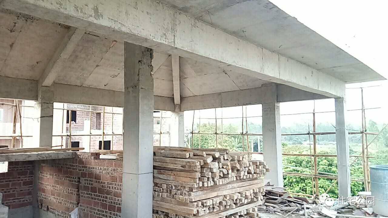 旋转楼梯挑空客厅的别墅,挑空客厅旋转楼梯别墅