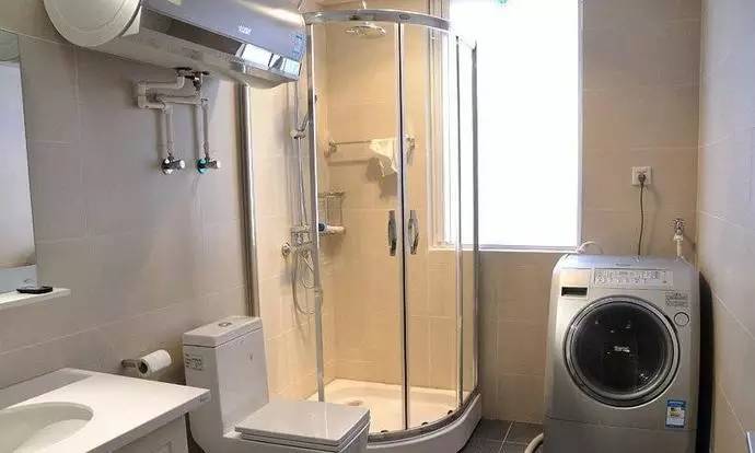 浴室装淋浴房好不好,浴室装淋浴板还是瓷砖