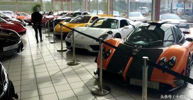 德国最著名的汽车店，屋内塞满豪车，玛莎拉蒂宾利只能停在外面