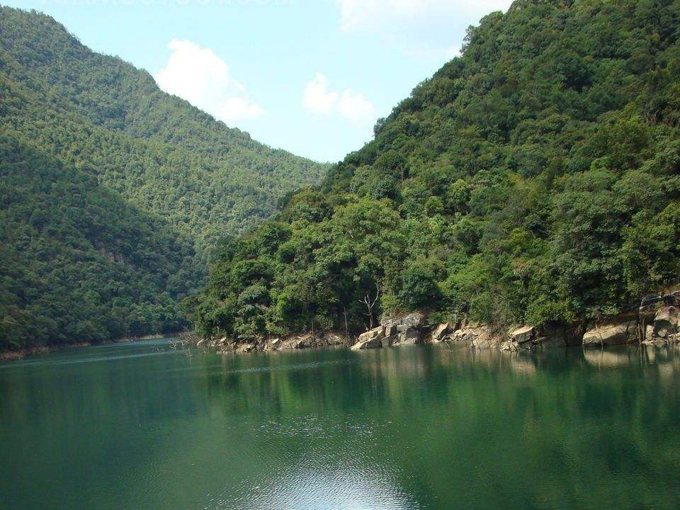 全国驴友徒步目的地,驴友在荒草依依山野徒步