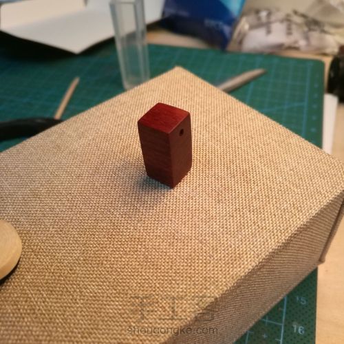 香槟金箔与木吊坠