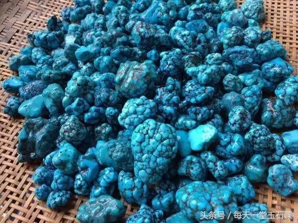 绿松石用酒精泡了一个晚上,绿松石清水洗后凉凉的立马就干了