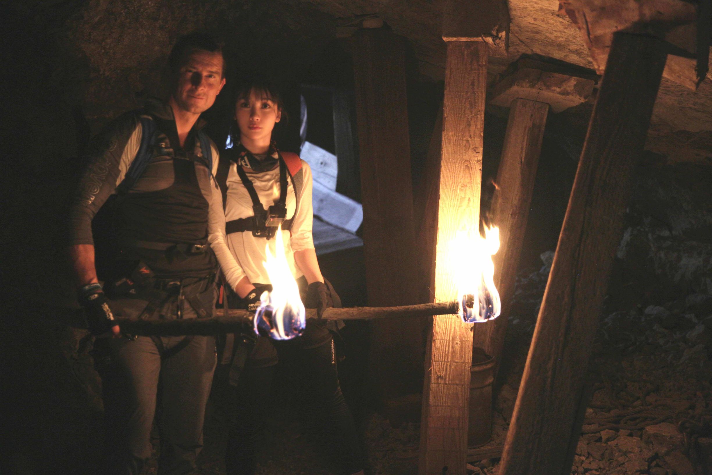 贝尔和柳岩吃蚯蚓,柳岩贝尔喝水