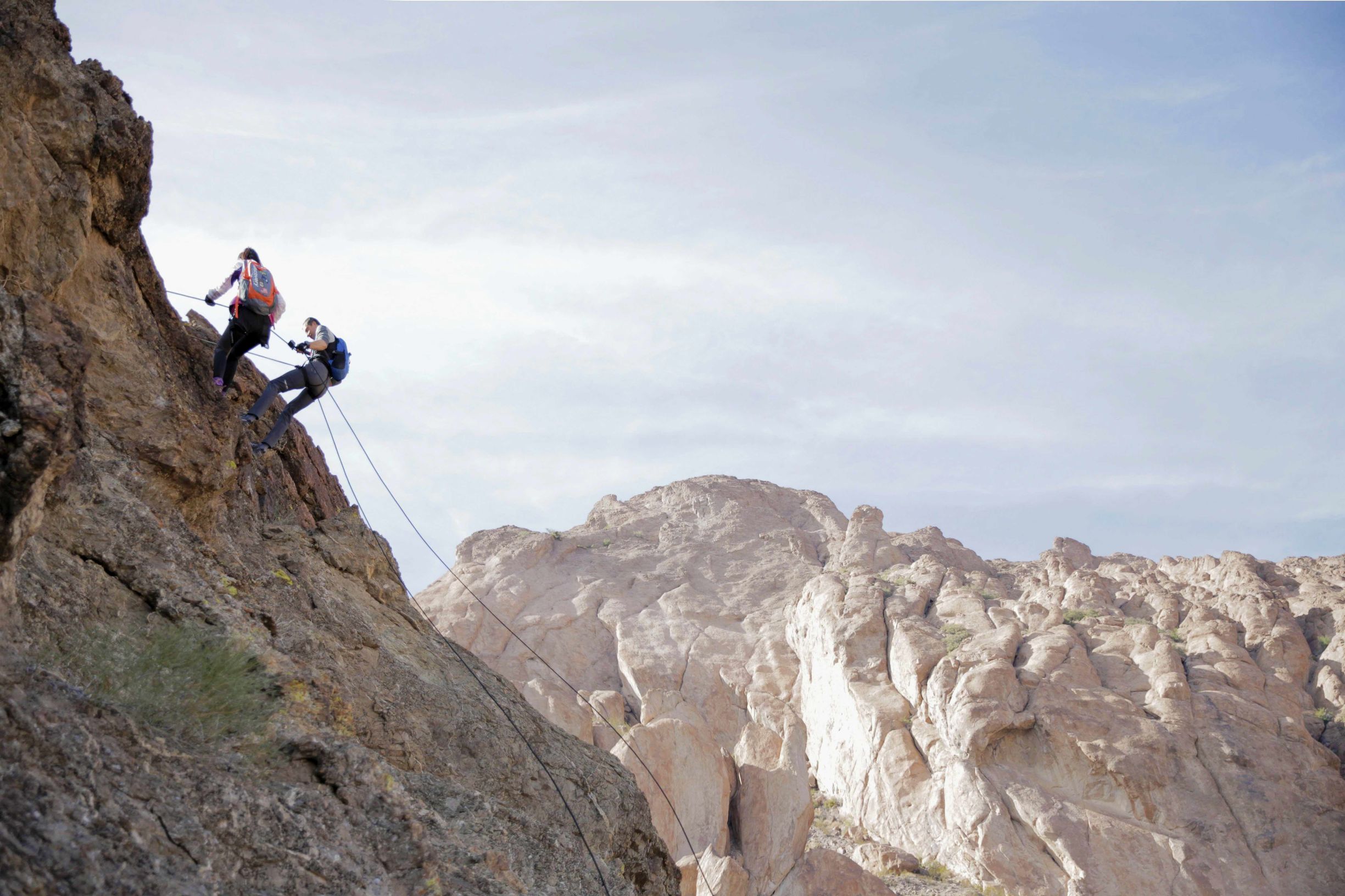 贝尔和柳岩吃蚯蚓,柳岩贝尔喝水