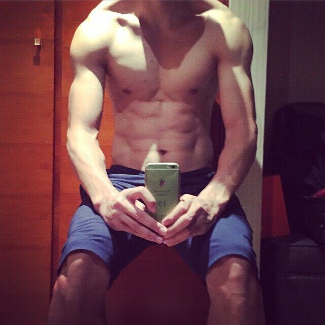 让我流下眼泪的不止昨夜的酒,让我流下眼泪的不止是昨夜的酒