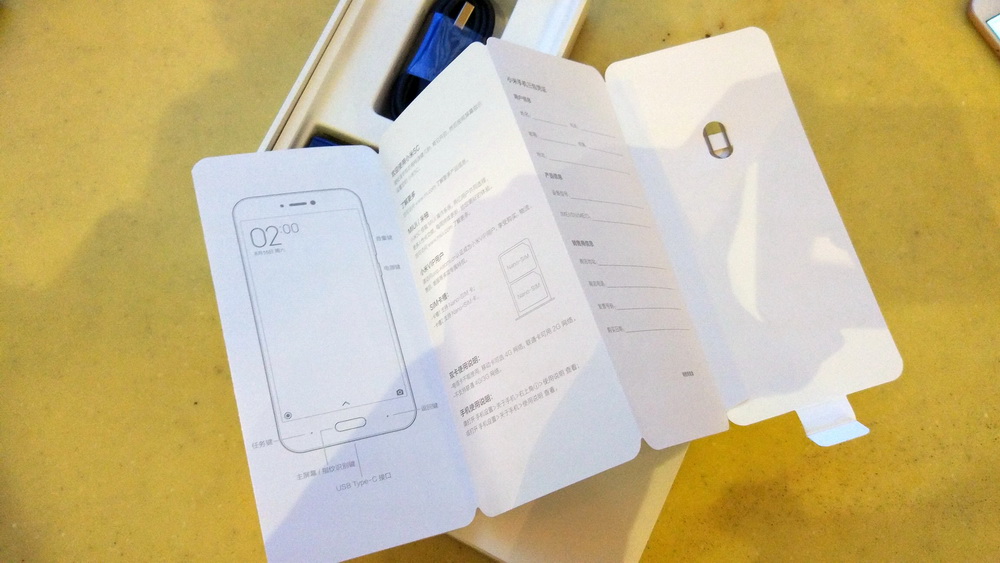 这是一部真小米手机,又轻又薄的小米手机5c