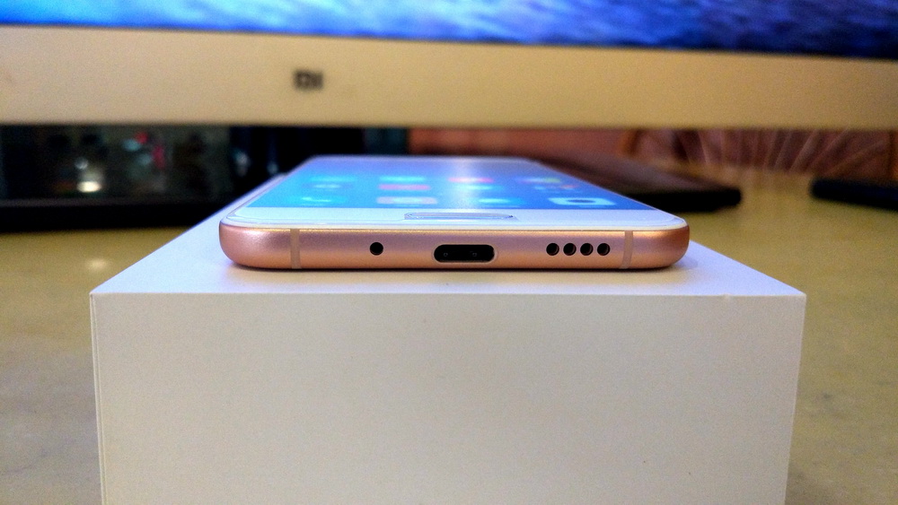 这是一部真小米手机,又轻又薄的小米手机5c