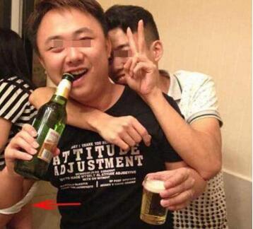 妹子你知道吗？衣服破了个口子，快点回去补补吧！